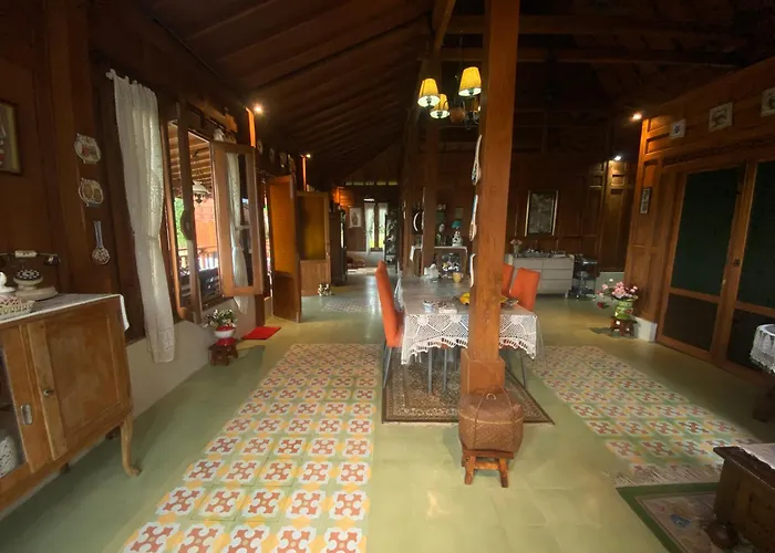ベッド・アンド・ブレックファスト Sembung Healing House